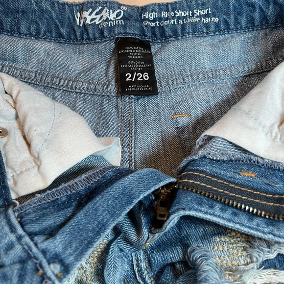 ☀️ EUC Mossimo Distressed High Rise Jean Shorts Size 2/26 - Picture 7 of 7
